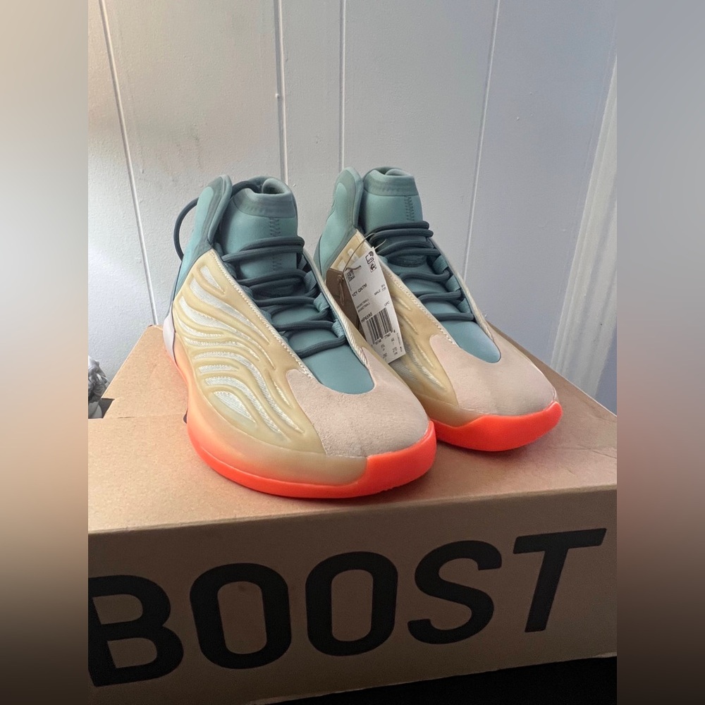 Adidas Yeezy QNTM Hi-Res Coral, Men’s Size 10